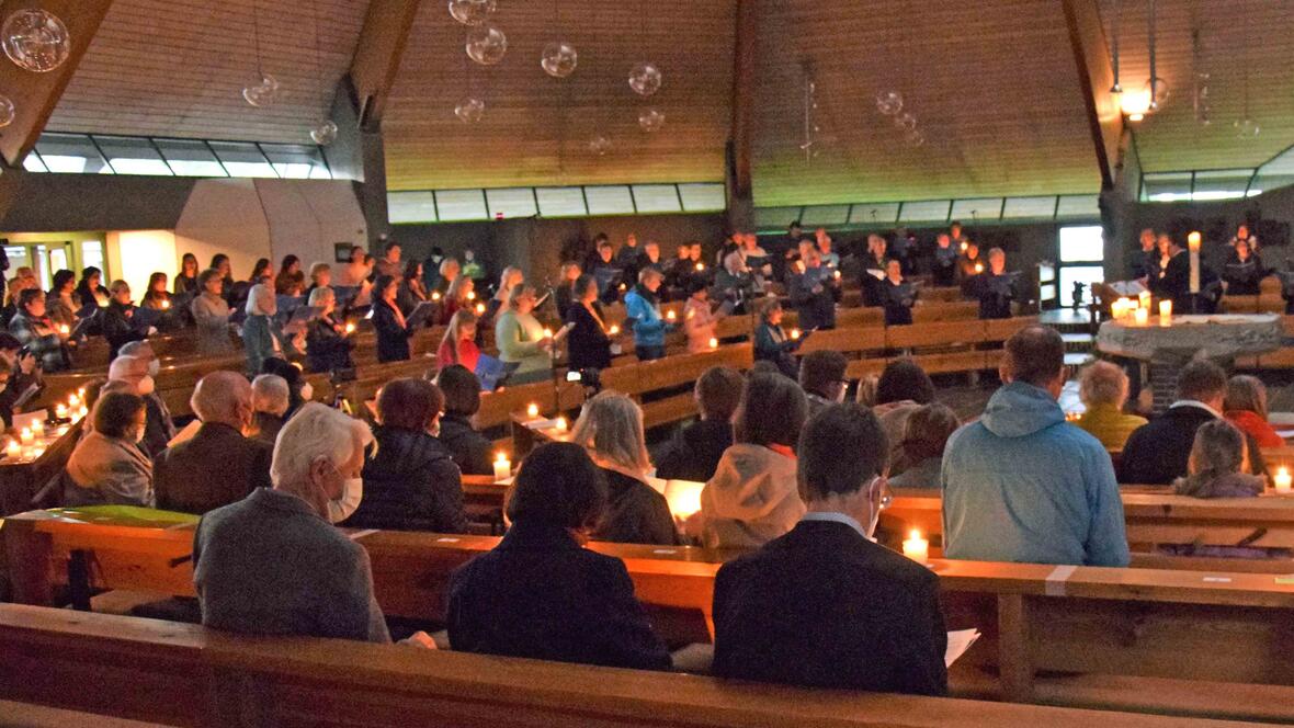 Beim Lied zu Ehren der heiligen Clara, Santa Chiara, entzündeten alle Anwesenden ein Licht. (Fotos: Verspohl-Nitsche / pdke)