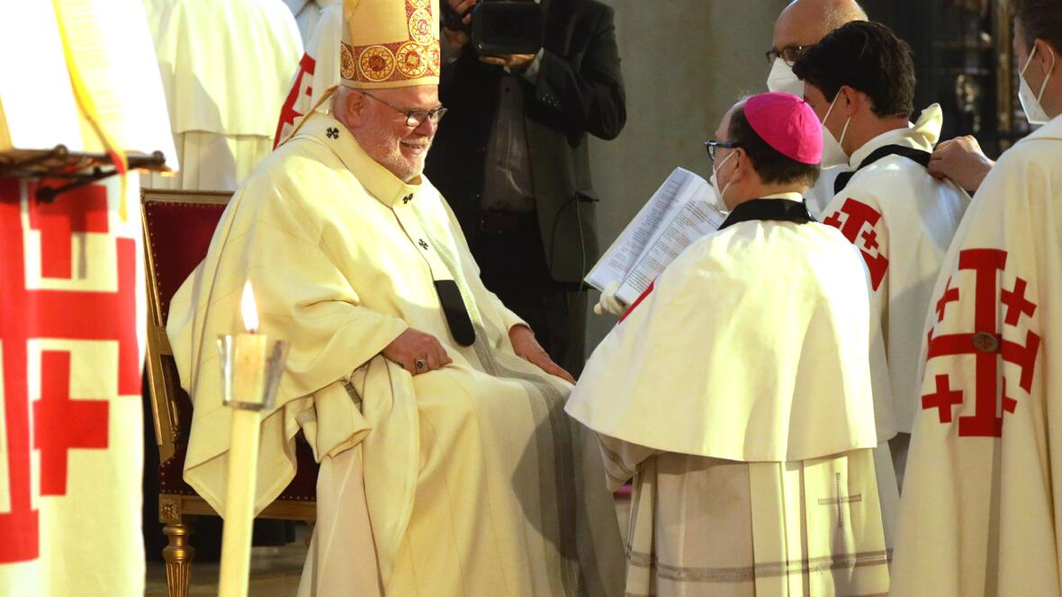 In seiner Eigenschaft als Großprior nahm Reinhard Kardinal Marx Bischof Bertram in den Ritterorden auf (Foto: Annette Zoepf / pba).