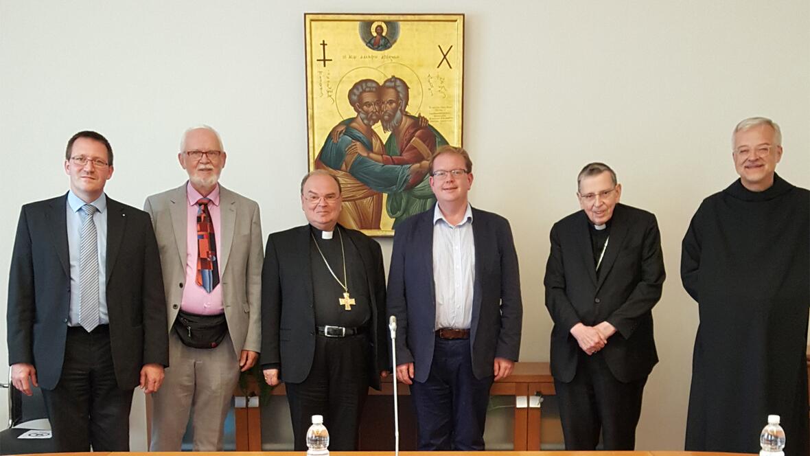 Als künftiger Leiter der katholischen Delegation traf sich Bischof Bertram im September bereits zu Vorgesprächen mit Mitgliedern des Dialogprozesses in den Räumen des Päpstlichen Einheitsrates, hier zusammen mit Kurt Kardinal Koch (2. v.r.). (Foto: PCPCU)