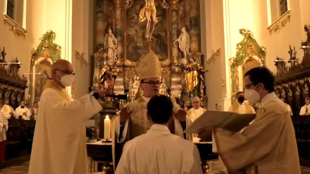 Bischof Bertram spricht das Weihegebet. (Foto: Livestream Kloster Roggenburg)