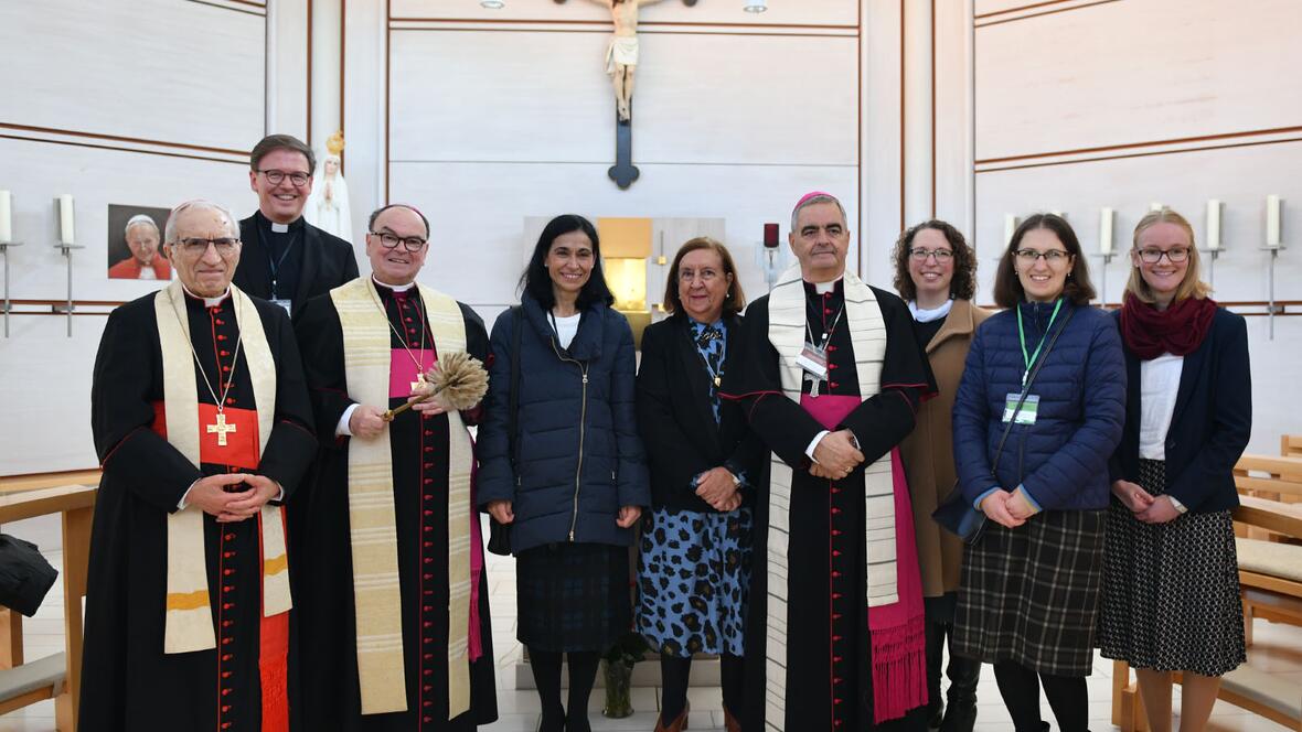 (v.l.) Kardinal Antonio María Rouco Varela, Prof. Dr. Christoph Ohly, Bischof Bertram, Maria A. Góngora, Lydia Jiménez, Nuntius Dr. Nikola Eterović und die drei nun in Dießen lebenden Mitglieder der "Cruzadas" Maria Lang, Karin Bruckmeier und Carola Zahler (Fotos: Julian Schmidt / pba)