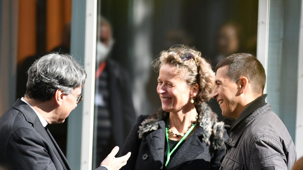 Im Anschluss traf man sich im Innenhof des Zentrums zum angeregten Gespräch.