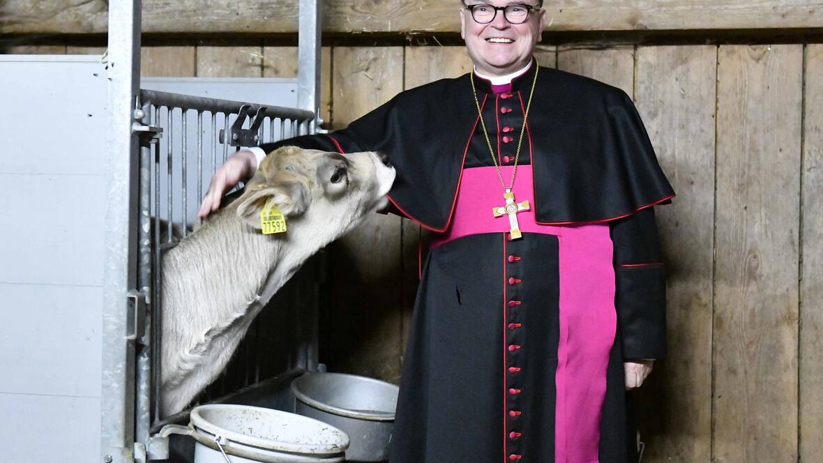 Freude auf beiden Seiten: Auch das kleine Kälbchen war sichtlich angetan vom bischöflichen Besuch (Fotos: Maria Steber / pba).