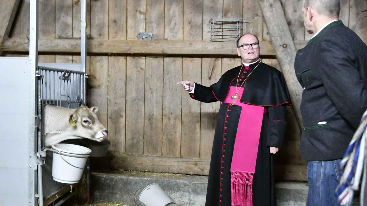 Ein fachkundiges Gespräch führten Bischof Bertram und Thomas Steuer nicht nur im Kälbchenstall. Auch draußen gab der Landwirt Einblicke in sein tägliches Arbeitsfeld. (Foto: Maria Steber / pba)