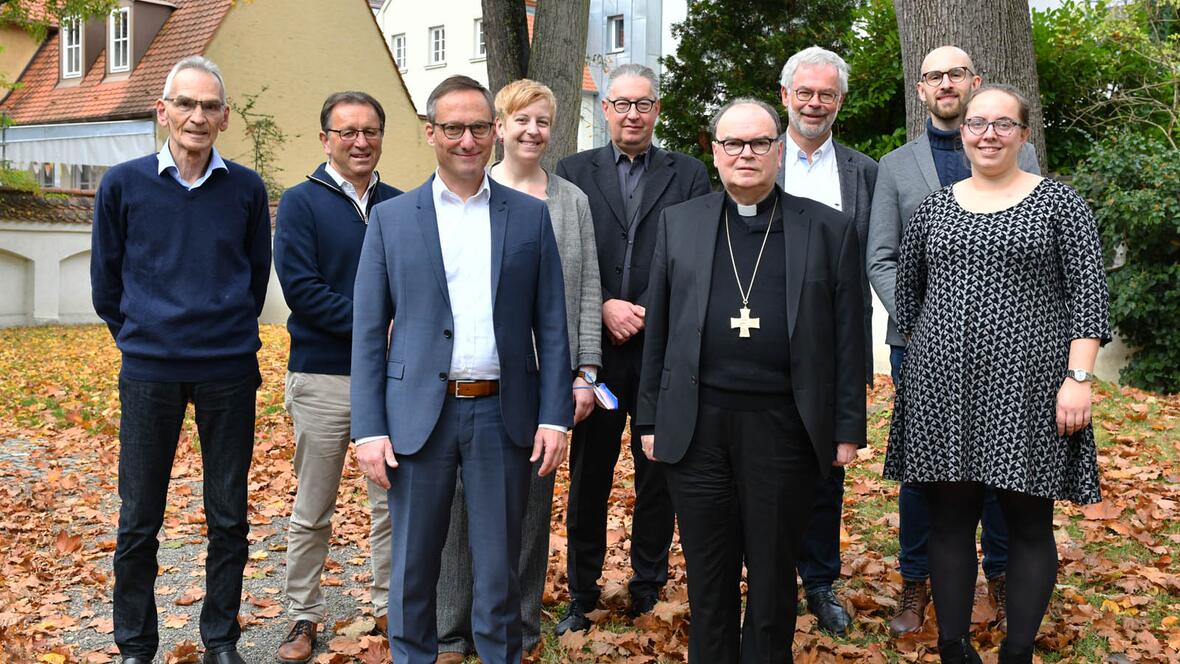 (v.l.) Stephan Höpfinger, Michael Zachmeir, Akademiedirektor Dr. Achim Budde, Dr. Astrid Schilling, Dr. Robert Walser, Bischof Dr. Bertram Meier, Dr. Johannes Schießl, Dominik Fröhlich und Sophia Haggenmüller (Foto: Julian Schmidt / pba)