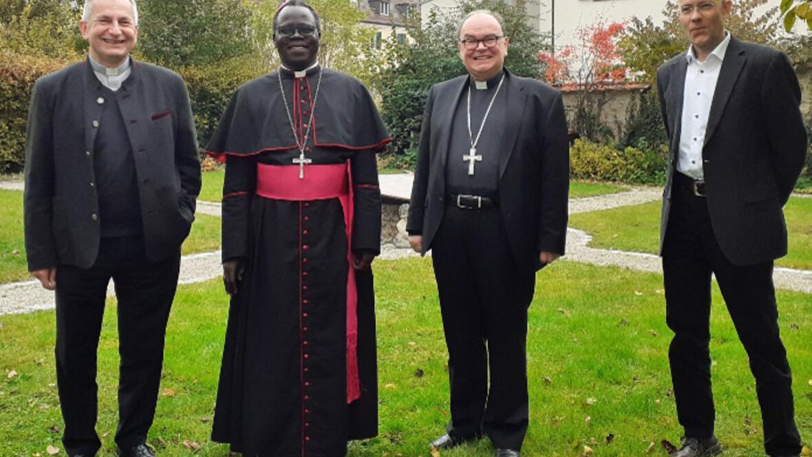 Besuch aus dem Südsudan im Bischofshaus: Erzbischof Dr. Stephen Mulla zusammen mit Bischof Bertram, Pfarrer Dr. Richard Kocher (links) und Peter Sonneborn (rechts) von Radio Horeb. (Foto: Bischofshaus)