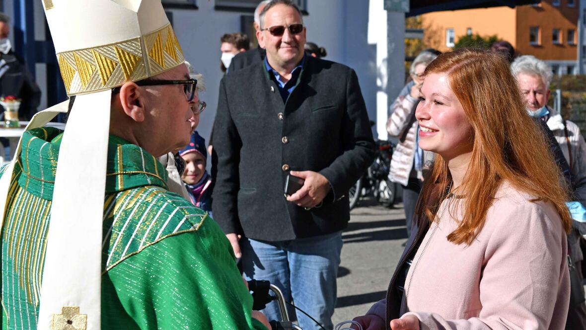 Bischof Bertram wurde bei seinem ersten offiziellen Besuch in seiner Heimatpfarrei mit offenen Armen empfangen. (Fotos: Nicolas Schnall / pba)