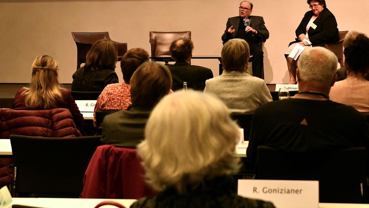 Bischof Bertram und die Mitglieder des Diözesanrats diskutierten lange und intensiv (Fotos: Ulrich Bobinger / pba).