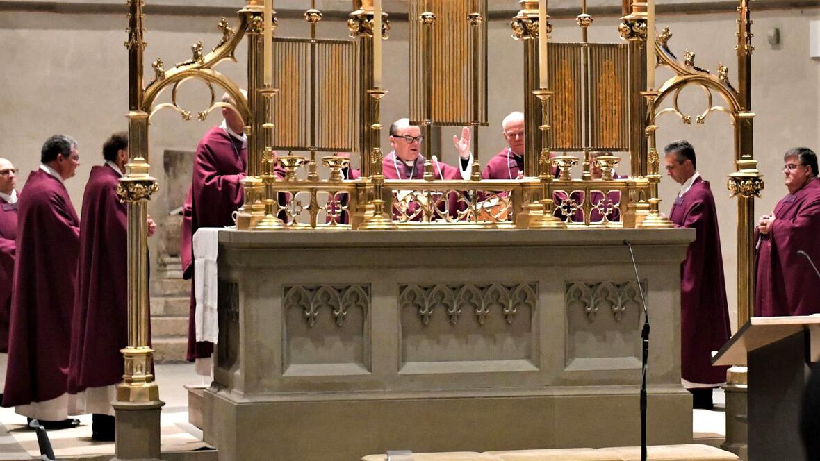 Im Westchor des Doms gedachten Bischof Bertram und die Mitglieder des Domkapitels der verstorbenen Bischöfe und Domkapitulare (Foto: Ulrich Bobinger / pba).