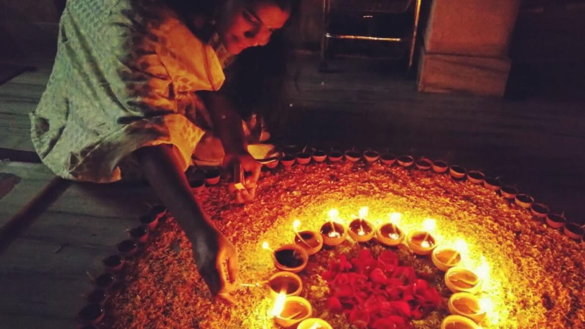 Bei Diwali werden traditionell zahlreiche Lichter entzündet (Foto: Wikimedia Commons)