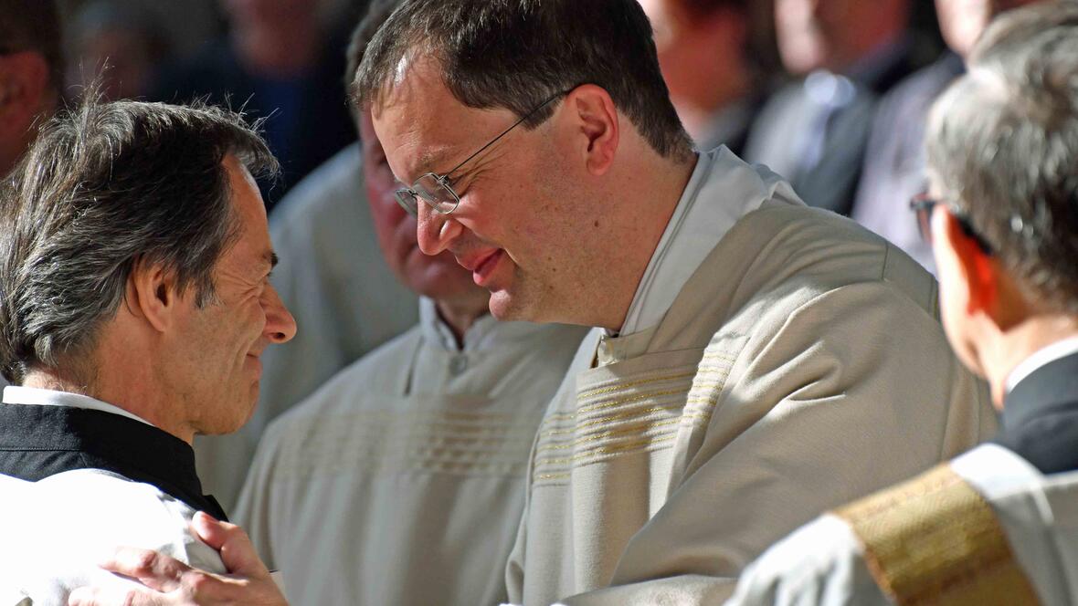 Starke Gemeinschaft: Zwei Diakone beim Friedensgruß während der Weiheliturgie. (Archivfoto: Nicolas Schnall / pba)