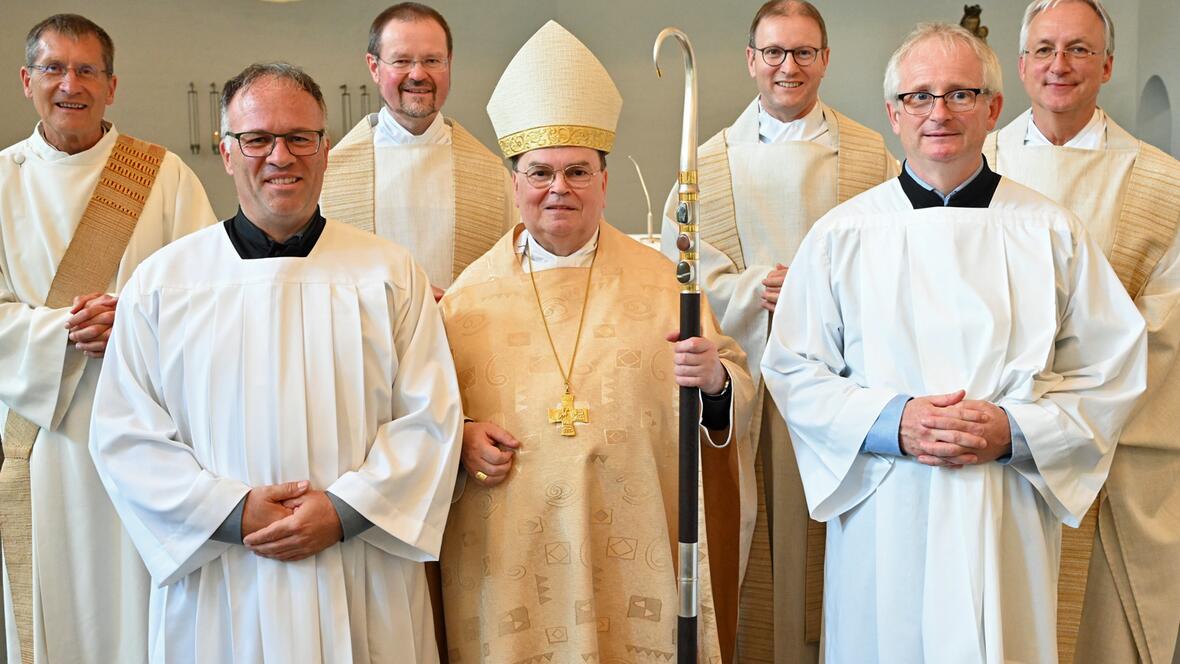 Bischof Bertram zusammen mit den beiden Kandidaten sowie den zuständigen Ausbildern. 