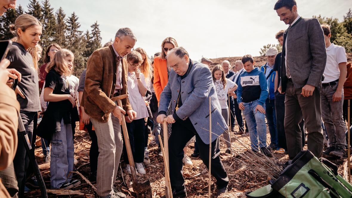 Auch Bischof Bertram legte Hand an und pflanzte einen Bildungsbaum. (Fotos: Anna Singer / Schulwerk)