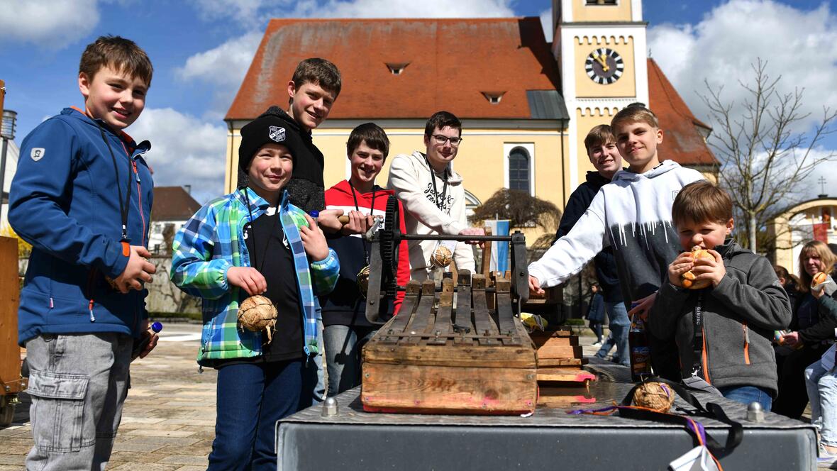 Aus Obergessertshausen kamen diese Ministranten zur Eröffnung der Rätschaktion in Ziemetshausen. Voller Stolz hatten sie vermutlich eine der ältesten Rätschen mitgebracht. (Fotos: Maria Rösch / pba)  