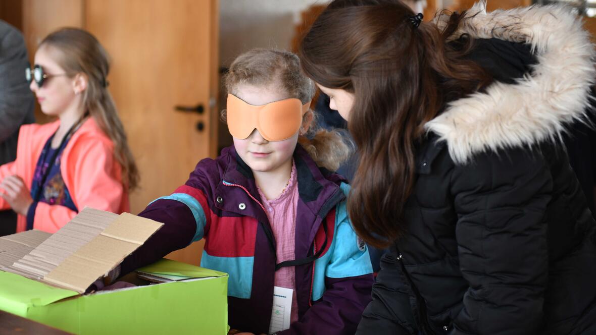 In einem Stationenlauf erfuhren die Kinder und Jugendlichen näheres über die Gegebenheiten in Uganda.