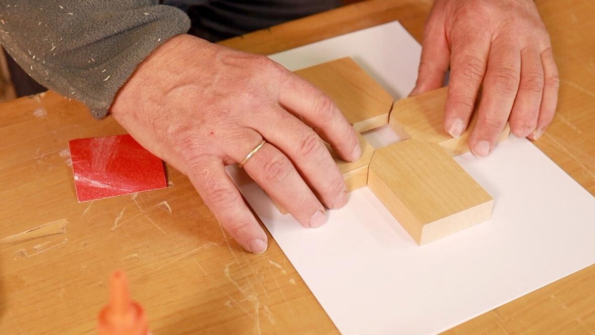 Der Bedeutung des Karfreitags mit Kreissäge, Leim und Gold nachspüren: Das können Interessierte bei einem virtuellen Besuch in der Werkstatt des Künstlers Martin Knöferl. (Foto: Martin Knöferl, "Die Tore weit") 