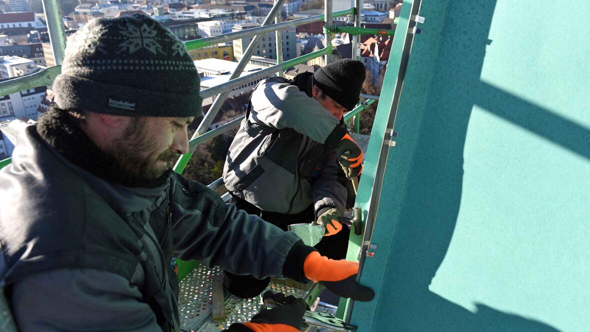 Nun bekommt auch der Südturm des Doms eine Verjüngungskur: Das Bild zeigt Spenglerarbeiten am Nordturm im Winter 2017. (Archivfoto: Nicolas Schnall / pba)