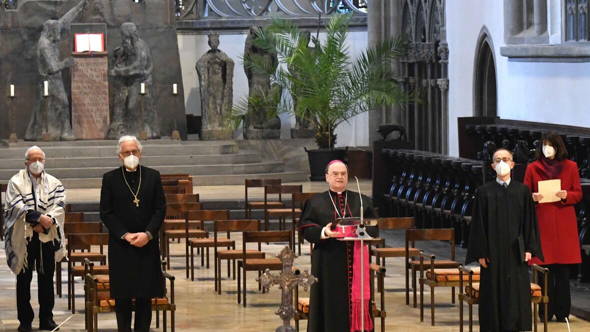 Woche der Brüderlichkeit: Bischof Bertram begrüßte zahlreiche Gäste zur Jüdisch-Christlichen Gemeinschaftsfeier im Dom. (Fotos: Nicolas Schnall / pba)