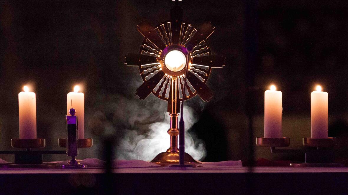 Das ausgesetzte Allerheiligste zur Anbetung auf dem Altar. (Foto: Joshua Golde)