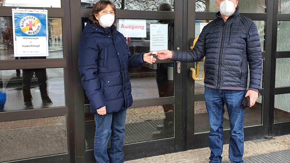 Kirchenpfleger Christoph Breunig übergibt den Schlüssel für das Pfarrzentrum an die Leiterin der Bahnhofsmission Conny Schäle. (Foto: Bahnhofsmission)