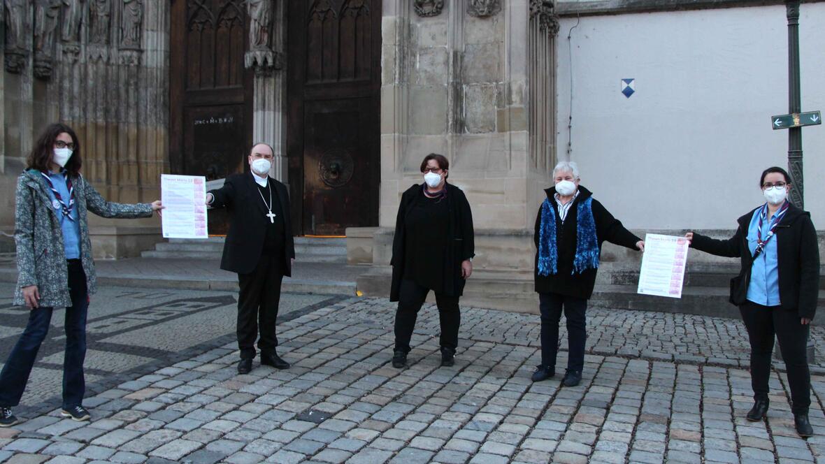 Auf dem Augsburger Domplatz überreichten sie Bischof Bertram ihre Thesen (v.links): Franziska Hankl, Bischof Dr. Bertram Meier, Irene Kischkat, Marlene Scholz, Carina Seuffert. (Foto: Irene Kischkat)