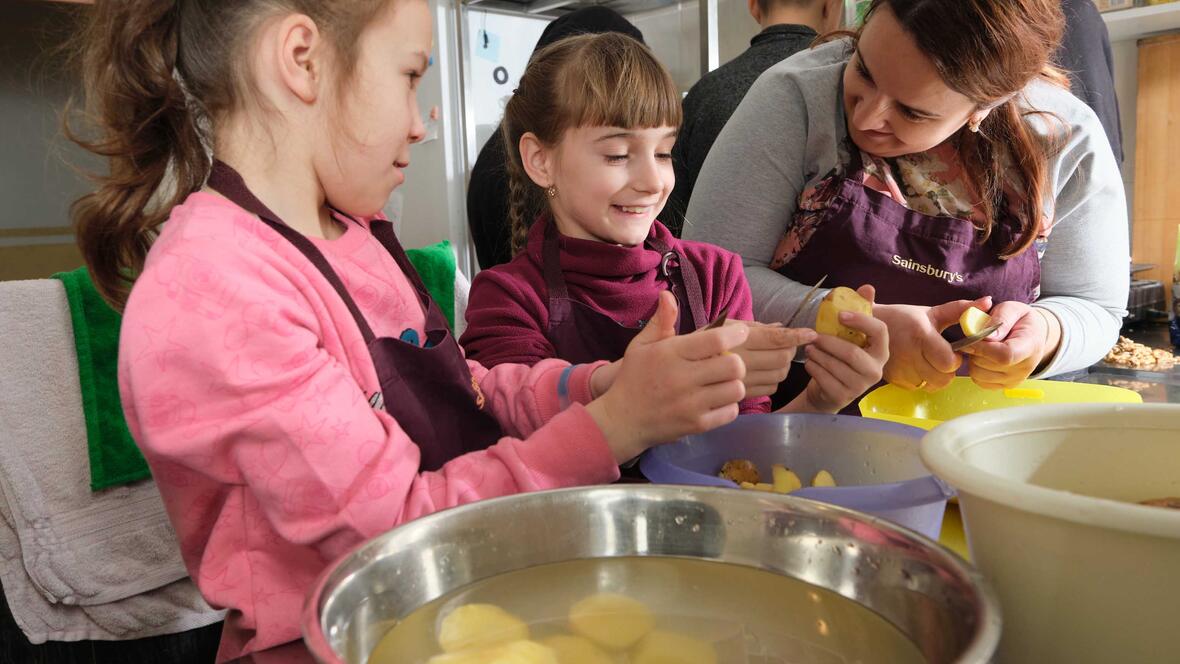3.500 Euro kamen bei der Sternsinger-Challenge zusammen. Damit wird nun ein Unterstützungsprogramm für traumatisierte Kinder in Drohobych in der Ukraine gefördert. (Foto: Kindermissionswerk) 