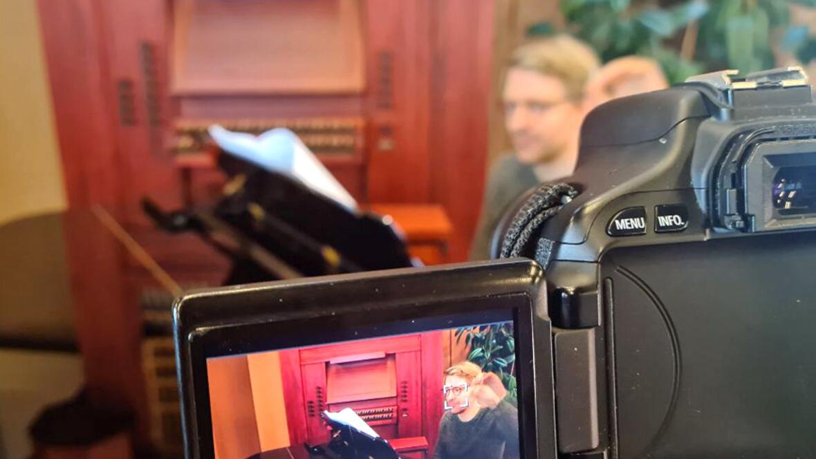 Domkapellmeister Stefan Steinemann vor der Kamera im Aufnahmestudio. (Fotos: Augsburger Domsingknaben)