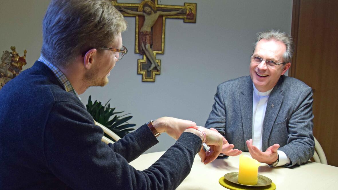 Priesterseelsorger Pfarrer Rupert Ebbers (rechts) führt ein Gespräch mit einem Mitbruder. (Foto: Sabine Verspohl-Nitsche / pdke)