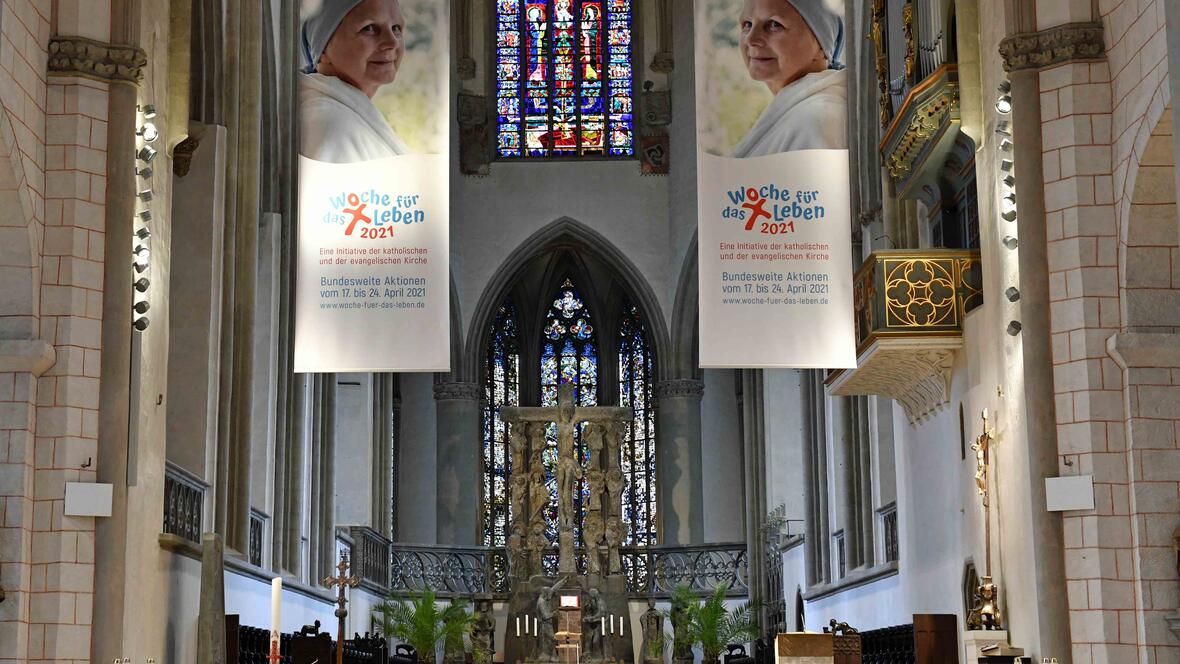 Woche für das Leben 2021 in Augsburg: Die Beflaggung für den Eröffnungsgottesdienst am 17. April hängt. (Foto: Nicolas Schnall / pba)