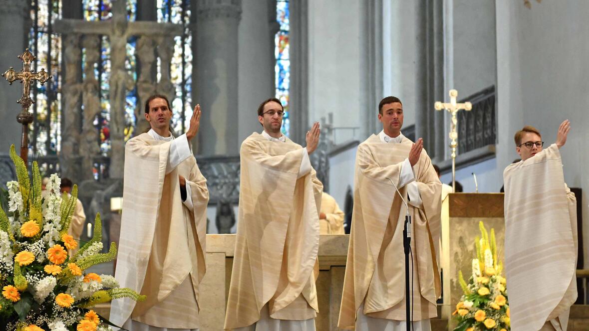 Die vier neuen Priester spenden den ersten feierlichen Segen. (Foto: Nicolas Schnall / pba)