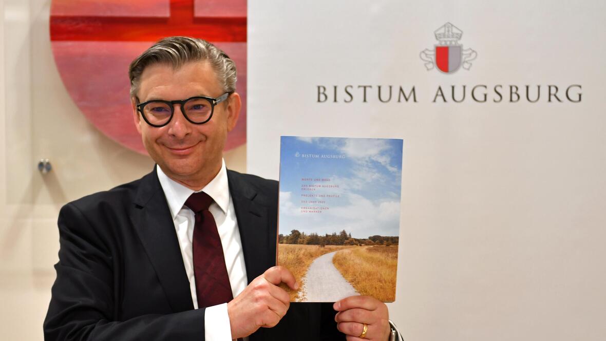 Finanzdirektor Jérôme-Oliver Quella präsentiert den 132 Seiten umfassenden Geschäftsbericht. (Fotos: Nicolas Schnall / pba)