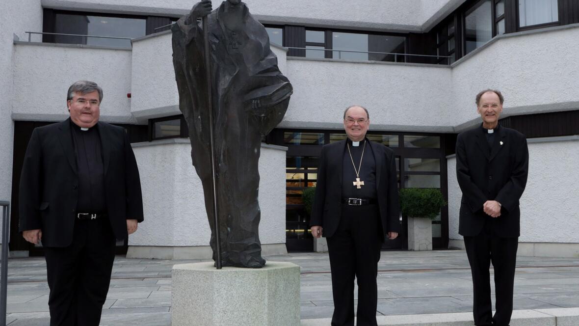 Bischof Bertram zusammen mit dem ehemaligen (l.) und dem amtierenden Generalvikar (r.). (Fotos: Annette Zoepf / pba)