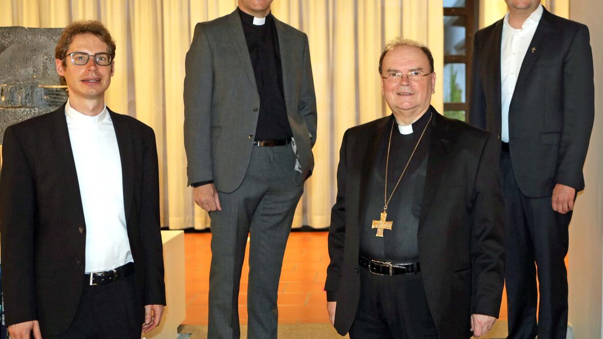Bischof Bertram mit dem neuen Team in der Hauptabteilung III (v.l.): Diözesanjugendpfarrer Tobias Wolf, Hauptabteilungsleiter Domvikar Andreas Miesen und der neue Leiter der Abteilung Evangelisierung Pfarrer Reinfried Rimmel (Foto: Annette Zoepf / pba).