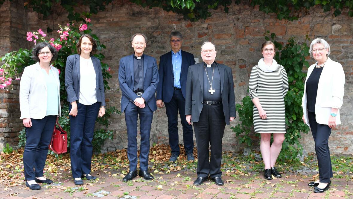Bei einem Abschlussgespräch wurde das Mentoring-Jahr nochmal in den Blick genommen (v.links): Angelika Maucher (Mentorin), Ursula Buchner (Mentee), Generalvikar Dr. Wolfgang Hacker, Thomas Stark, Bischof Dr. Bertram Meier, Julia Spanier (Mentee) und Maria-Anna Immerz (Mentorin). (Foto: Maria Steber / pba).   
