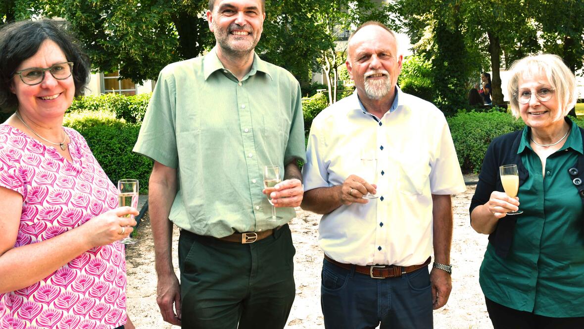 Fröhliches Fest im Garten des Hauses Tobias: Angelika Maucher, Pfr. Rainer Hartmann, Dr. Gerhard Kellner und Maria Fath (v. l.) (Foto: Ulrich Bobinger / pba).