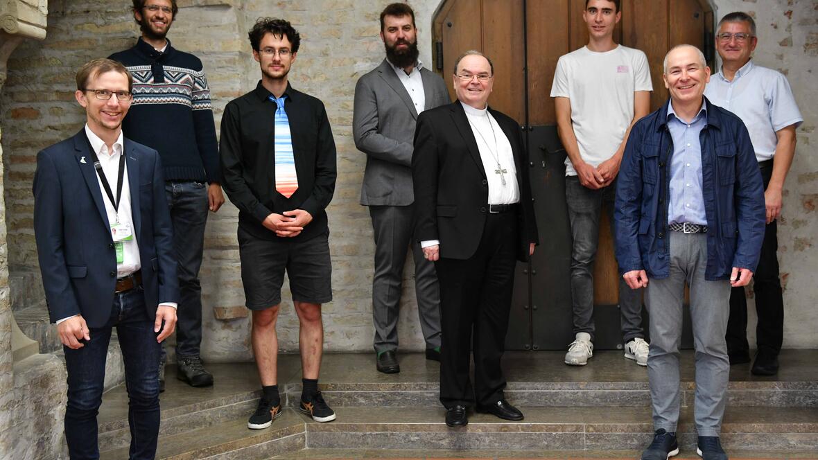 Bischof Bertram sowie Mitarbeiter verschiedener Abteilung des Bistums und BDKJs tauschten sich mit Vertretern der Aktion „Fridays for future“ und des Augsburger Klimacamps über Fragen des Klimaschutzes aus. (Foto: Maria Steber / pba) 