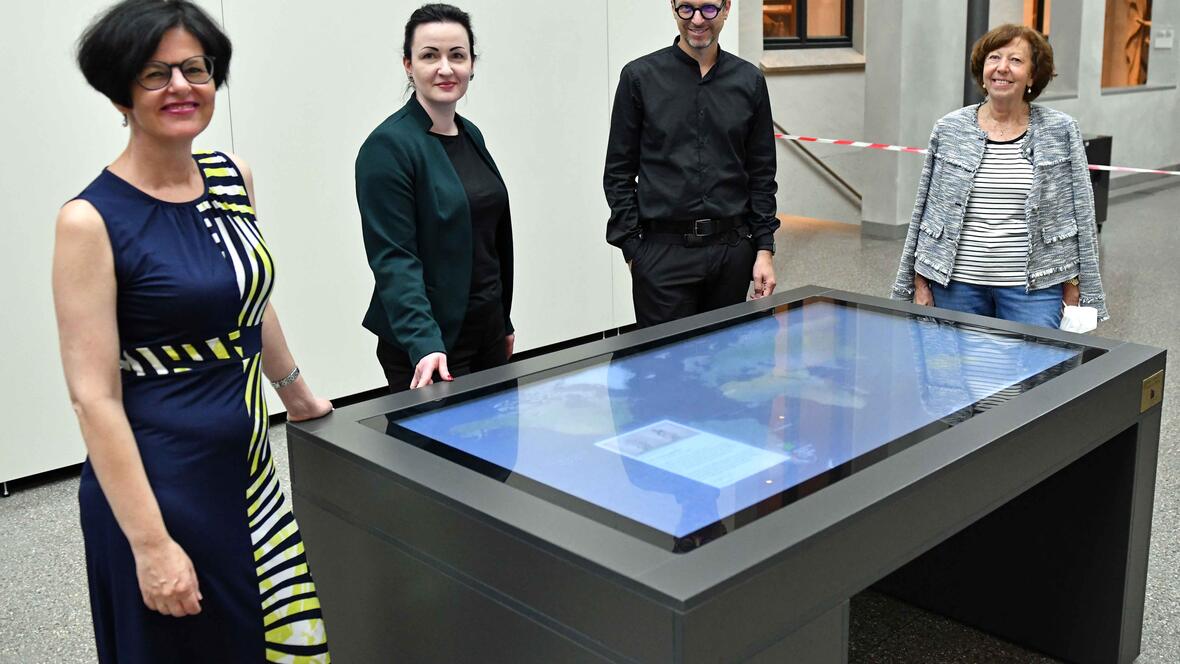 Bei der Vorstellung des neuen Multi-Touch-Tisches im Diözesanmuseum St. Afra (von links): Museumsleiterin Melanie Thierbach, Dr. Eva-Maria Bongardt, Ilja Sallasz (Agentur LIQUID) und Monika Nußbaumer (Vorstand Langner'sche Stiftungen). (Fotos: Nicolas Schnall / pba)