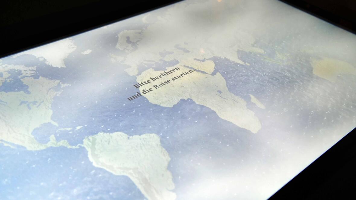 Diözesanmuseum St. Afra geht digital: Neuer Multi-Touch-Tisch durch die Langner‘sche Stiftung gefördert