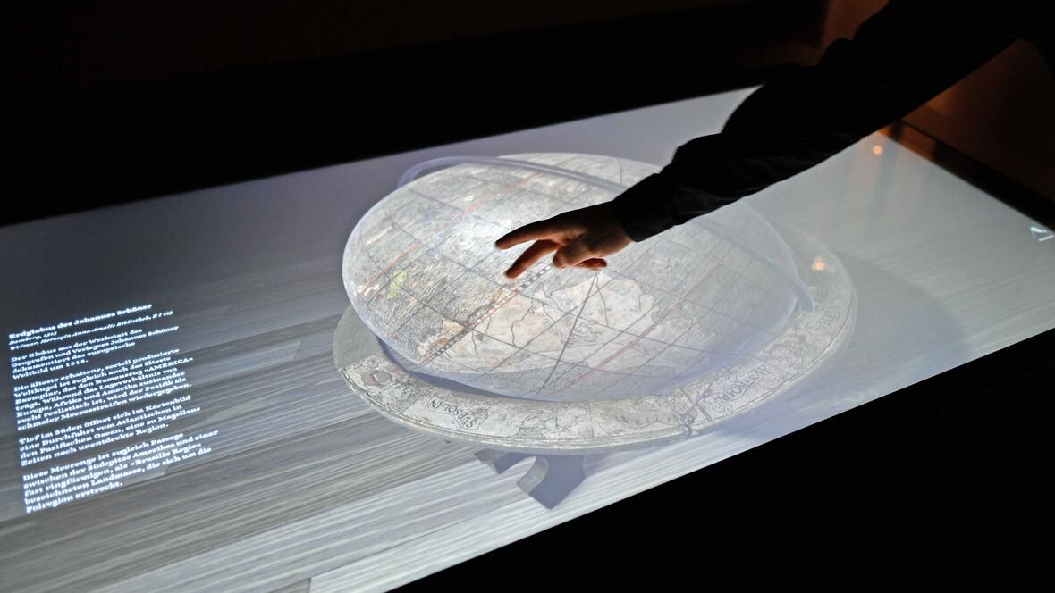 Diözesanmuseum St. Afra geht digital: Neuer Multi-Touch-Tisch durch die Langner‘sche Stiftung gefördert