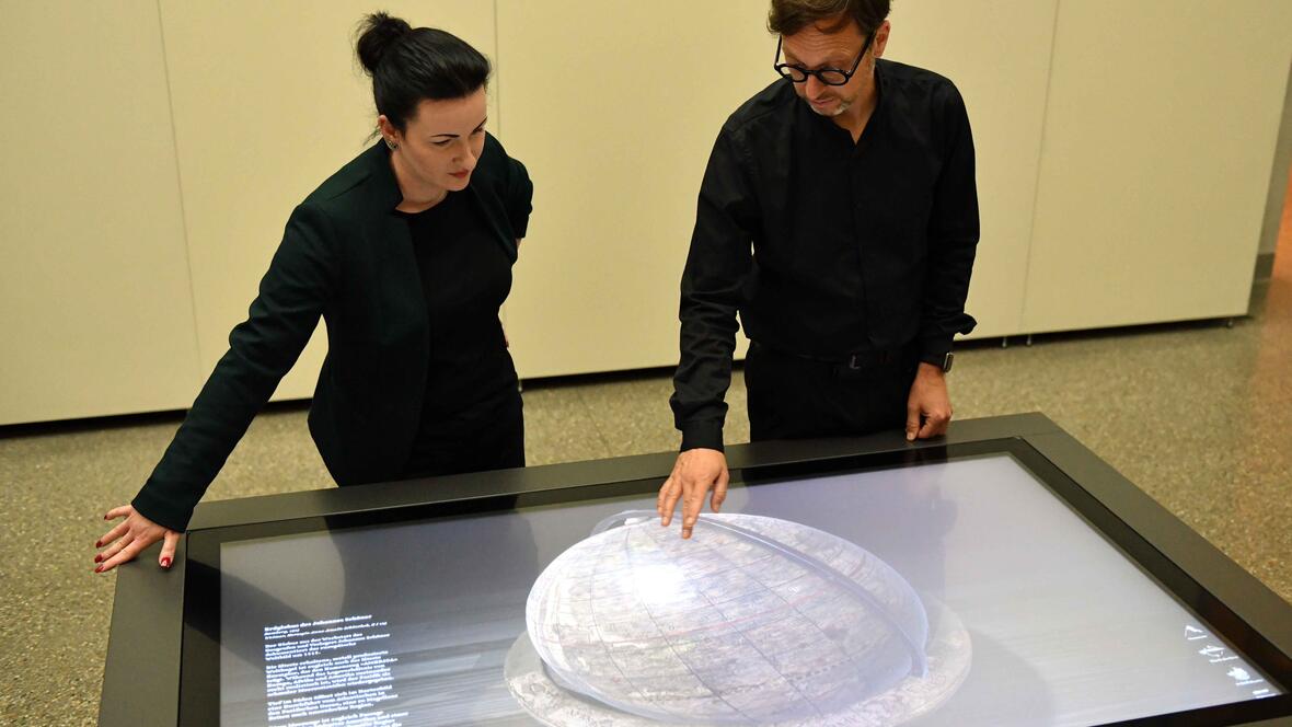 Diözesanmuseum St. Afra geht digital: Neuer Multi-Touch-Tisch durch die Langner‘sche Stiftung gefördert