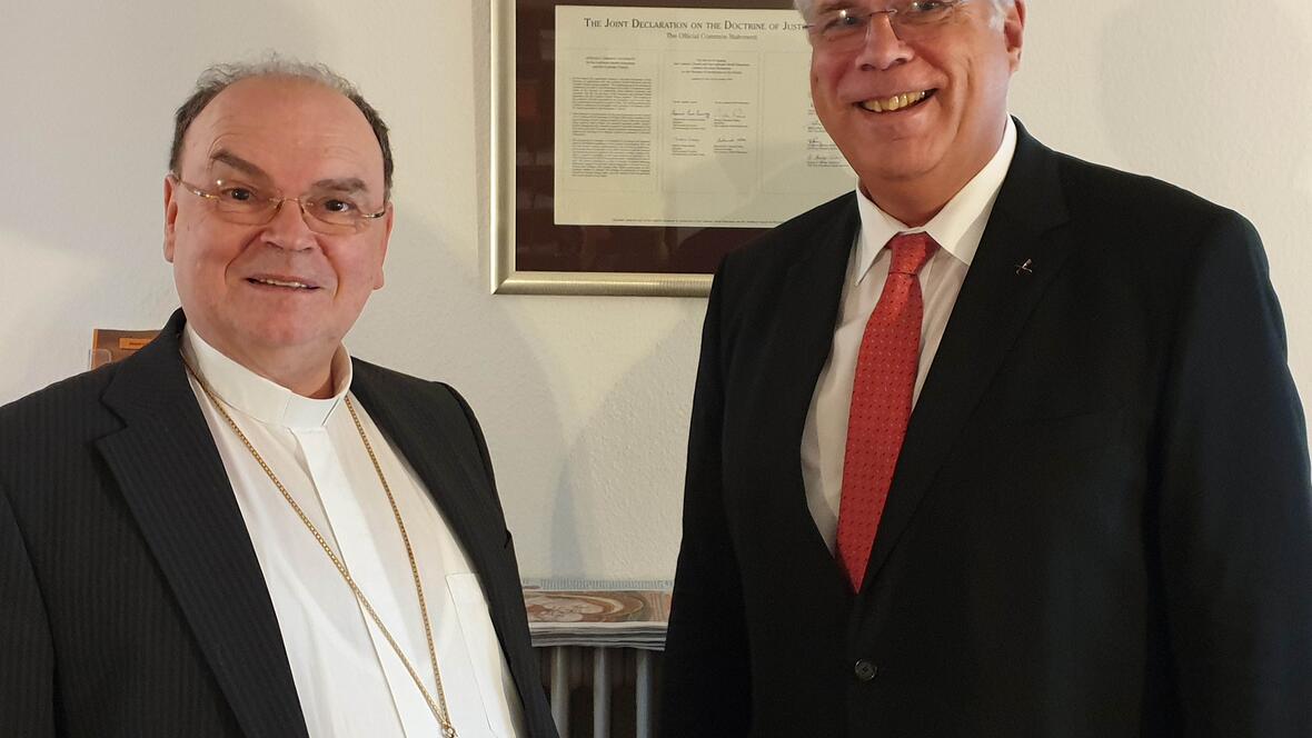 Vor dem Faksimile-Dokument der Gemeinsamen Erklärung zur Rechtfertigungslehre, die 1999 in Augsburg unterzeichnet wurde: Kirchenpräsident a. D. Dr. Christian Schad und Bischof Bertram (Foto: pba).  