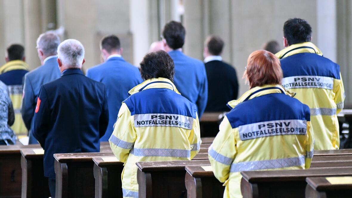 Mitarbeiterinnen und Mitarbeiter der Notfallseelsorge beim Corona-Gottesdienst am 10. Juli in der Ulrichsbasilika (Archivfoto: Julian Schmidt / pba)