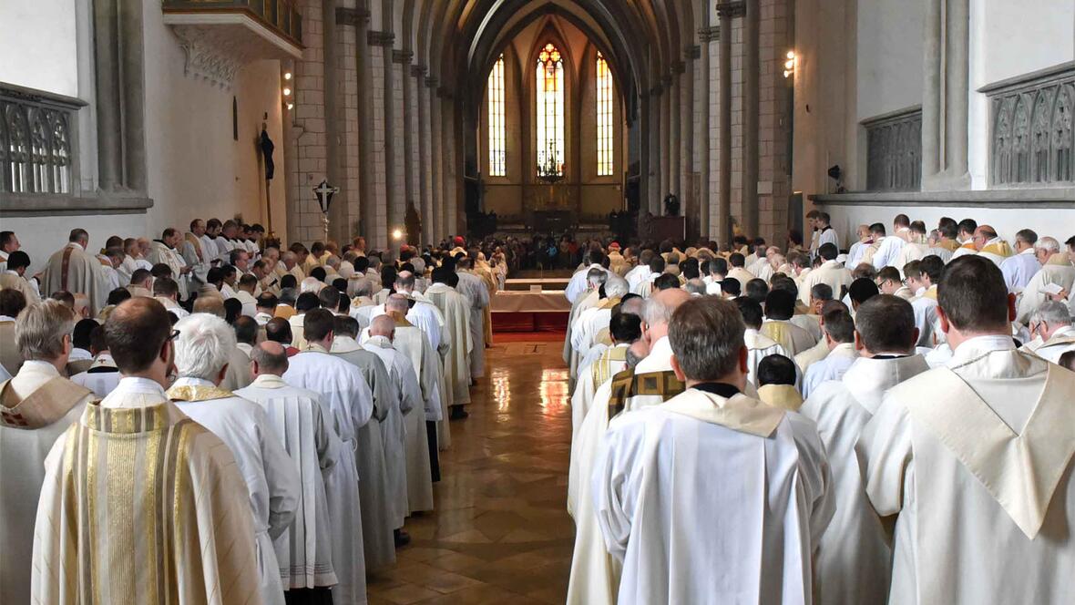 Priester im Hohen Dom zu Augsburg (Motivfoto: Nicolas Schnall / pba)