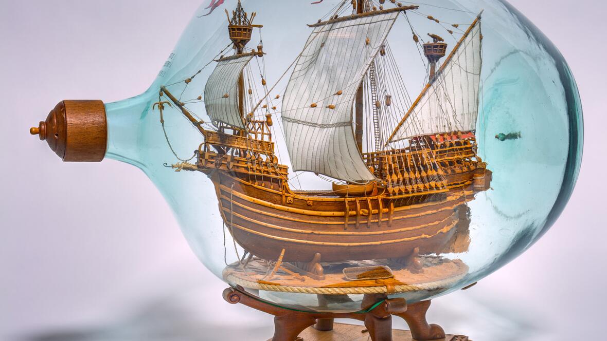 Flaschenschiff mit dem Modell einer spätmittelalterlichen flämischen Karacke (um 1980). Der Weltumsegler Ferdinand Magellan ist mit einem ähnlichen Schiff gefahren (Foto: Michael Röber)