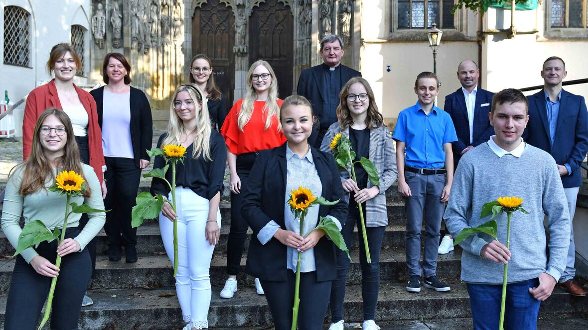 Der erste Arbeitstag zum Reinschnuppern: Die neuen Auszubildenden zusammen mit Domkapitular Walter Schmiedel (Erster Stellvertretender Generalvikar), Vertretern der Personalabteilung und die Jugendvertretung vor dem Südportal des Augsburger Doms. (Foto: Nicolas Schnall / pba).