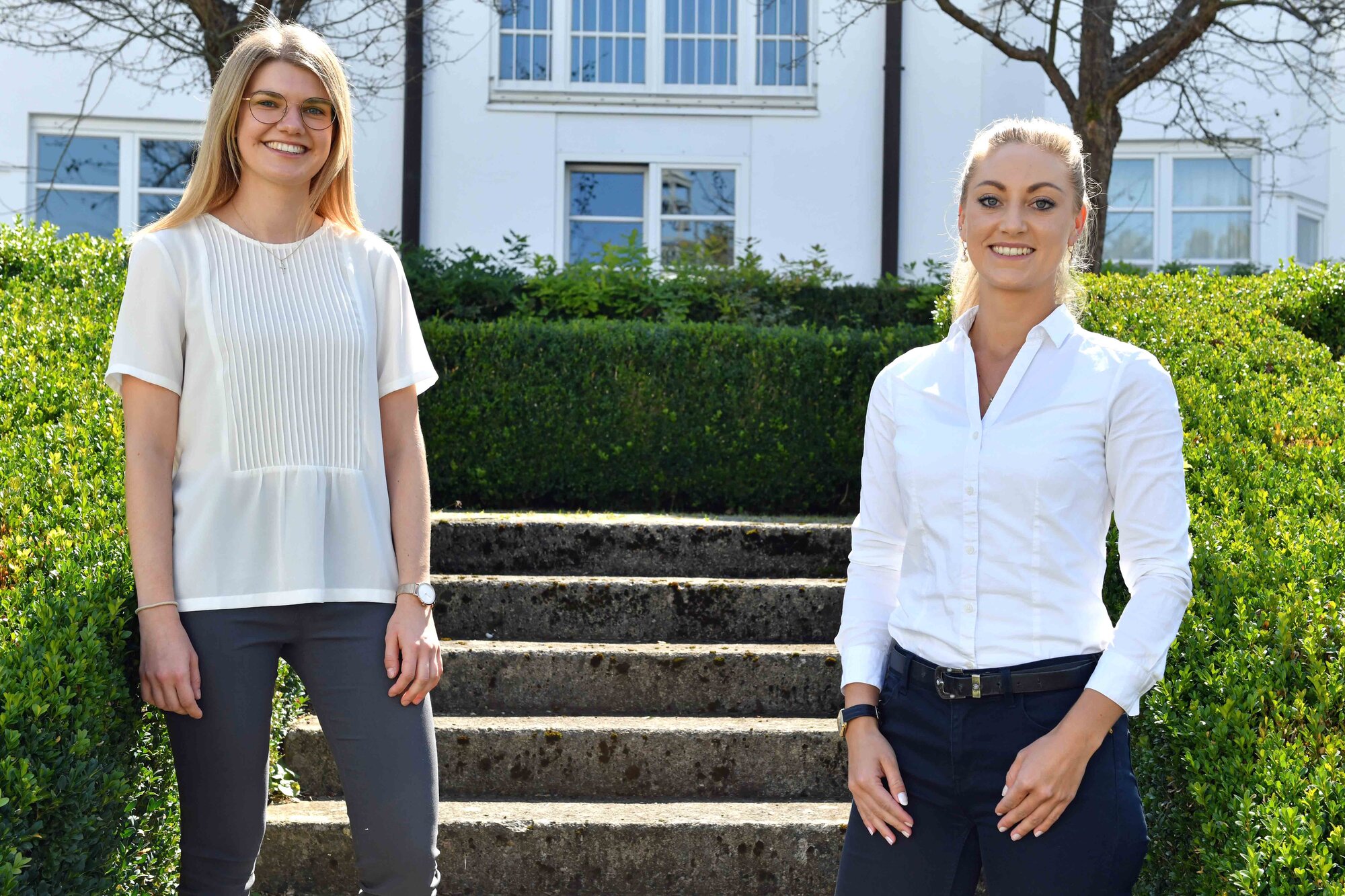Die neuen Pastoralassistentinnen Sarah Schmid und Anna-Lena Ertle, auf dem Bild fehlt Anna-Maria Maul.