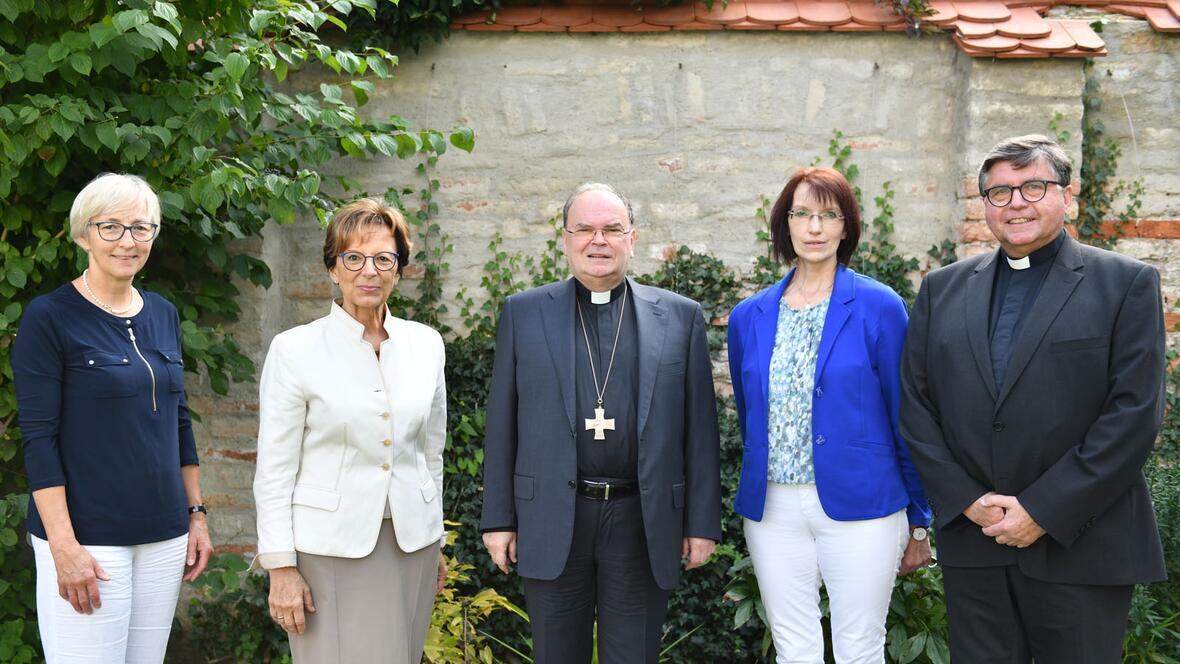 (v.l.) Sabine Slawik (Vizepräsidentin des KDFB-Bundesverbands), Emilia Müller (Vizepräsidentin des Bundesverbands und Präsidentin des Landesverbands Bayern), Bischof Dr. Bertram Meier, Monika Riedmüller (Vorstandsmitglied Landesverband Bayern und Vorsitzende des KDFB-Bildungswerks Augsburg), Monsignore Rainer Boeck (Geistlicher Beirat des Landesverbands Bayern) (Foto: Julian Schmidt / pba)