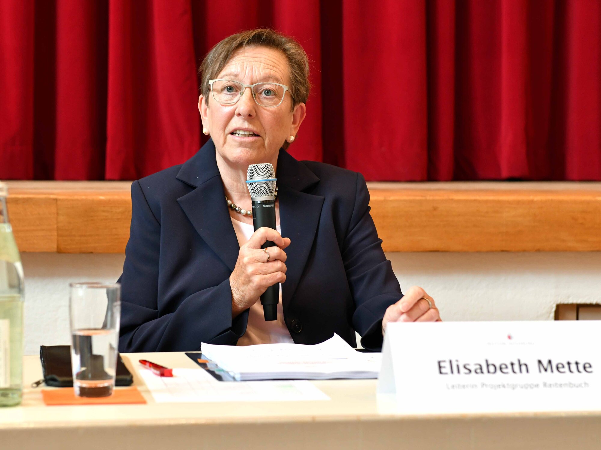 Elisabeth Mette stellt Erkenntnisse vor, die sich im Abschlussbericht wiederfinden.