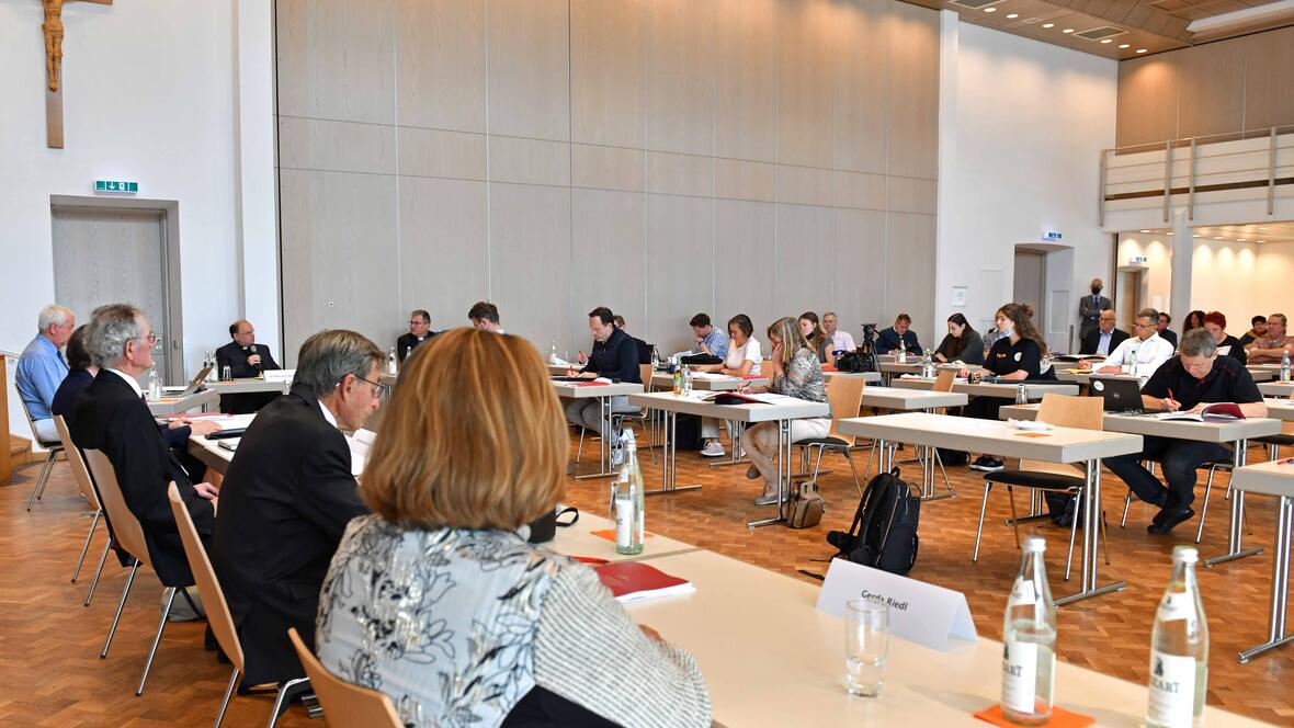 Projektgruppe Reitenbuch übergibt Abschlussbericht an Bischof Bertram