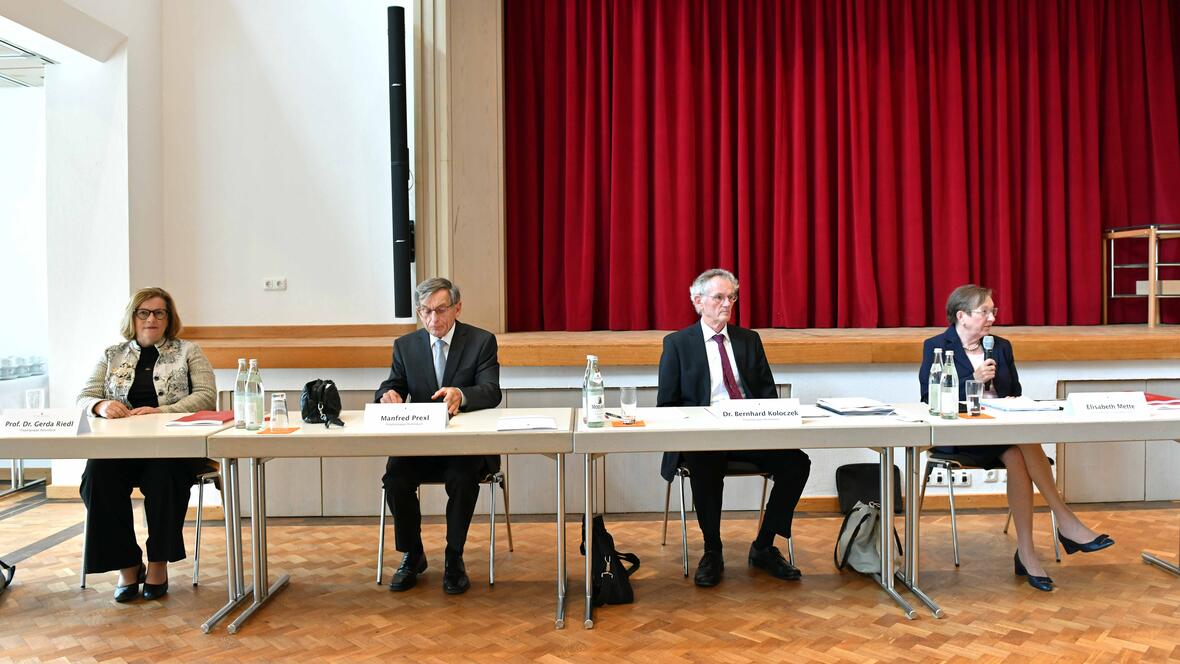 Projektgruppe Reitenbuch übergibt Abschlussbericht an Bischof Bertram